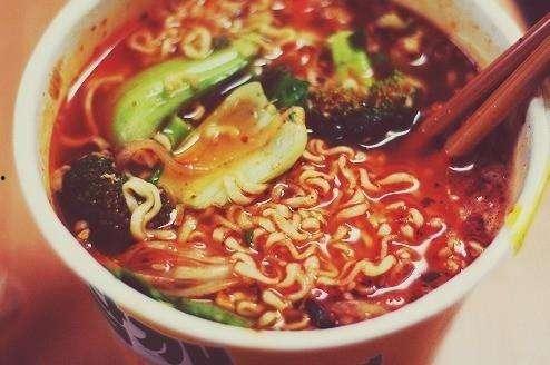 吃泡面的瓜娃子,揭秘吃泡面的瓜娃子背后的故事