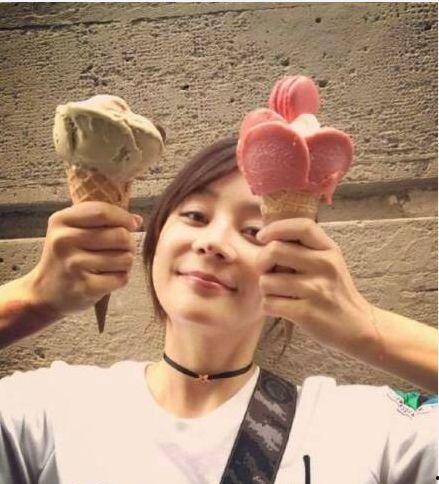 情侣对镜吃瓜,情侣对镜吃瓜，共享浪漫时光