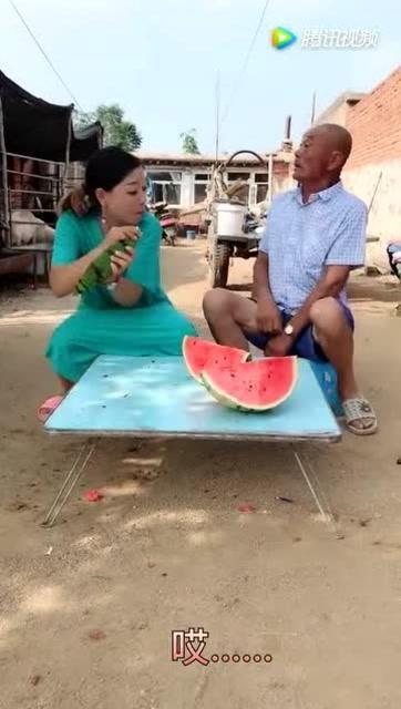 姐妹吃瓜扔手机,手机意外“牺牲”成笑料